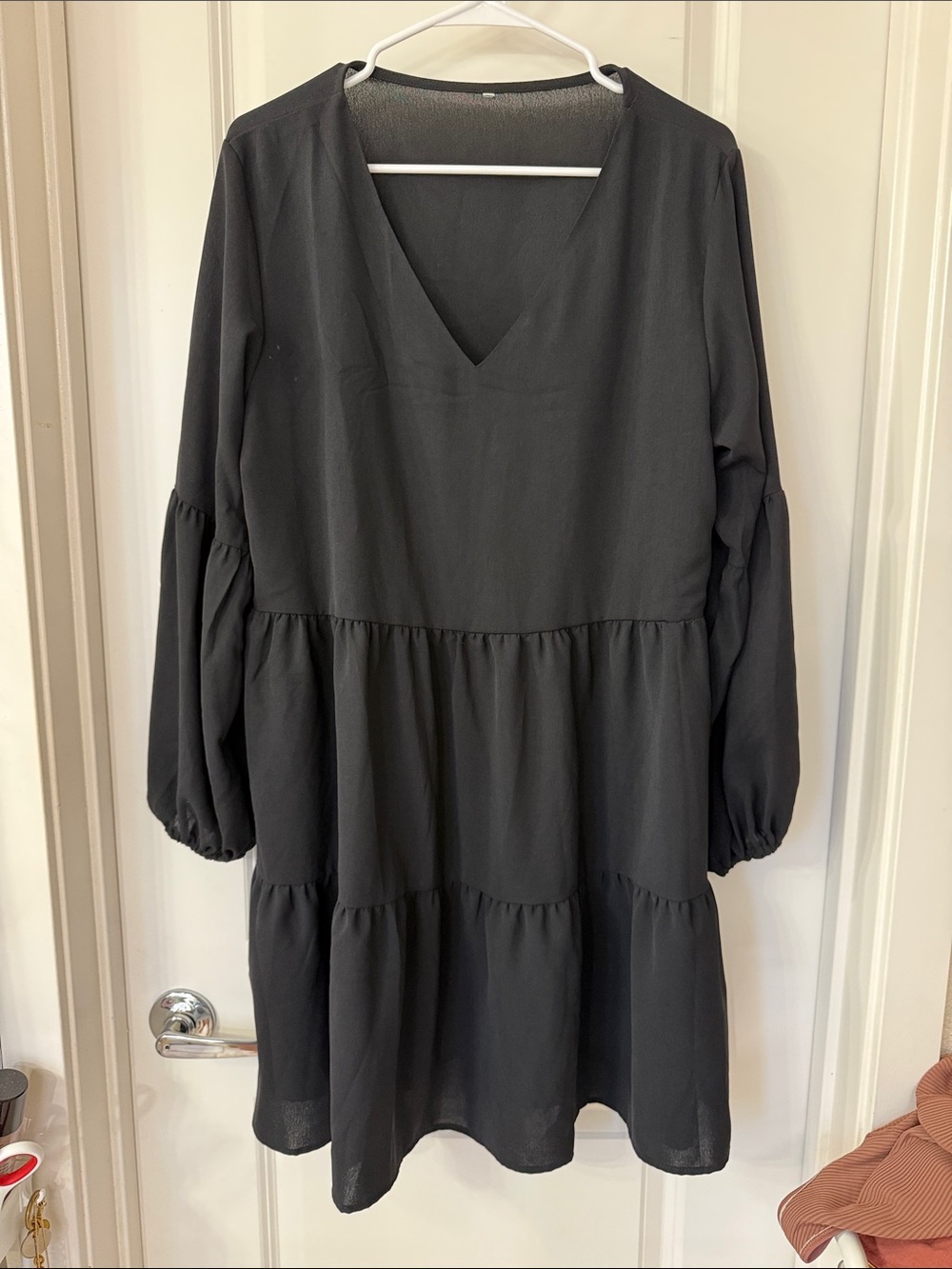 Women’s Black V-Neck Tiered Long-Sleeve Dress